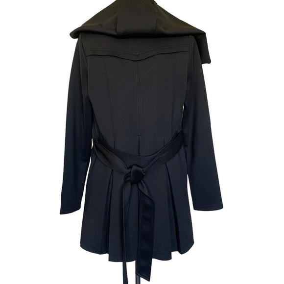 Lu & Lu black waist belted jacket. - Picture 2 of 16